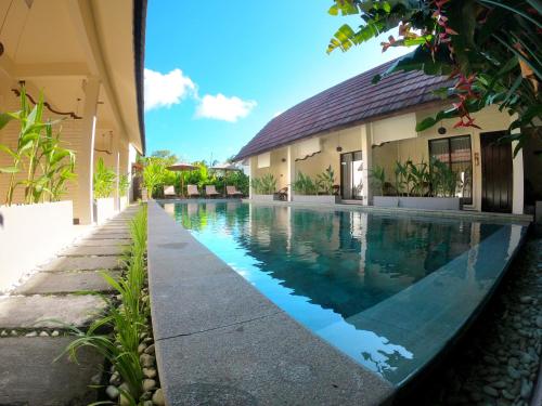 A piscina localizada em Bruga Villas Restaurant and Spa ou nos arredores