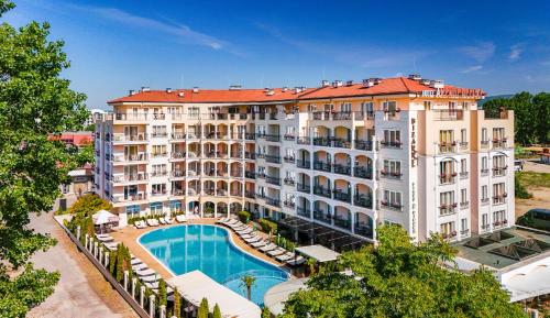 uma vista aérea de um hotel com uma piscina em Avenue Deluxe Hotel em Sunny Beach