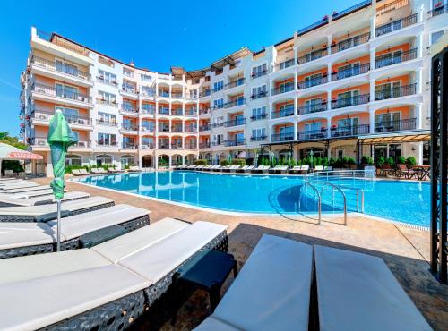 uma piscina em frente a um grande edifício de apartamentos em Avenue Deluxe Hotel em Sunny Beach