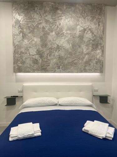 uma cama com duas toalhas brancas em cima em Relais Palazzo Nizza - Luxotel & Apartotel em Salerno