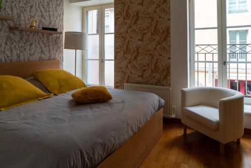 1 dormitorio con cama, silla y ventana en App cosi Ile Saint Laurent Chalon Sur Saone, en Chalon-sur-Saône