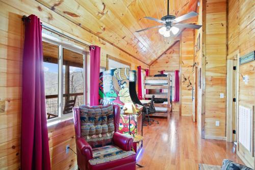 - un salon avec un ventilateur de plafond et des chaises dans l'établissement Cabin In The Smokeys, à Gatlinburg