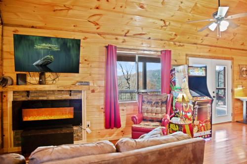 - un salon avec un canapé et une cheminée dans l'établissement Cabin In The Smokeys, à Gatlinburg