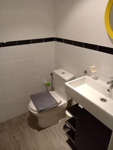 Suite Central Corralejo tesisinde bir banyo