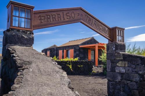 una señal para la entrada a una casa en Paraíso do Triângulo, en Lajido