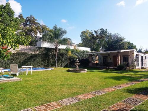 Taman di luar hermosa casa en ajijic con alberca CLIMATIZADA