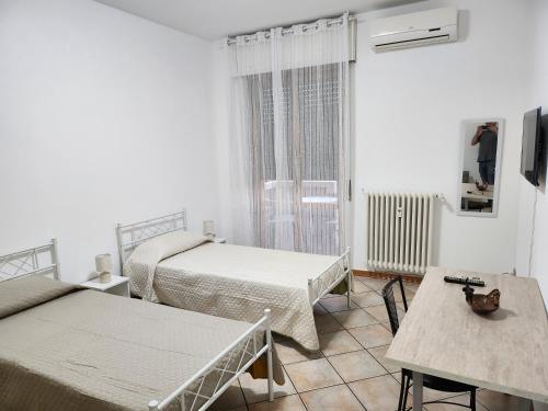 um quarto de hospital com duas camas e uma janela em Elisa Adda House em Trezzo sullʼAdda