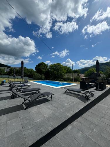 A piscina localizada em GARAGE ou nos arredores