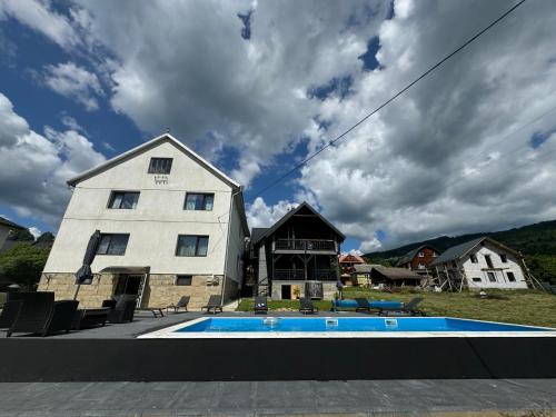 A piscina localizada em GARAGE ou nos arredores