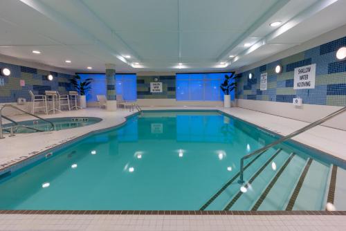 una gran piscina de agua azul en un edificio en Holiday Inn Express & Suites Vaughan-Southwest, an IHG Hotel, en Vaughan