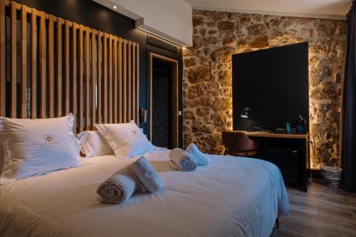 una camera da letto con un grande letto bianco con cuscini di Pou by Seaward Suites Only Adults a Villajoyosa