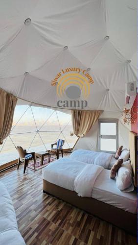 Ліжко або ліжка в номері Siwar Luxury Camp