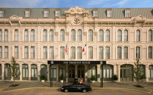 um carro estacionado em frente a um grande edifício em The Tremont House, Galveston, a Tribute Portfolio Hotel em Galveston