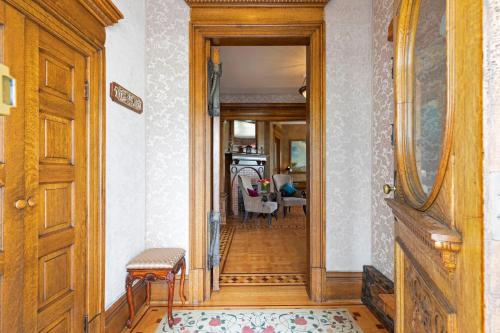 The Gibson Mansion Bed and Breakfast tesisinde bir odada yatak veya yataklar