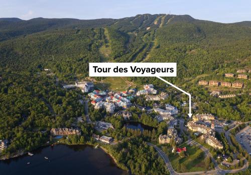 ariale Aussicht auf eine Stadt in den Bergen in der Unterkunft Tour des Voyageurs in Mont-Tremblant