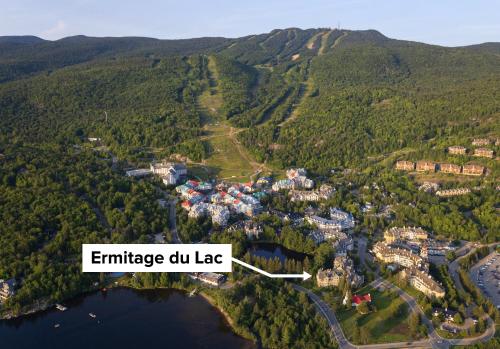 eine Luftansicht eines Dorfes in den Bergen in der Unterkunft Ermitage du Lac in Mont-Tremblant