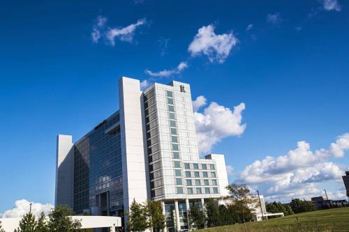 een hoog wit gebouw met een blauwe lucht bij Renaissance Schaumburg Convention Center Hotel in Schaumburg