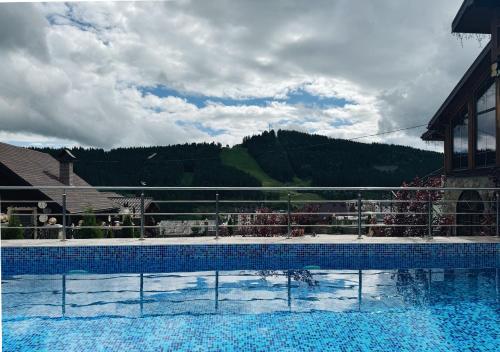 - une piscine avec vue sur la montagne dans l'établissement Didukh Eco Hotel&Spa, à Bukovel