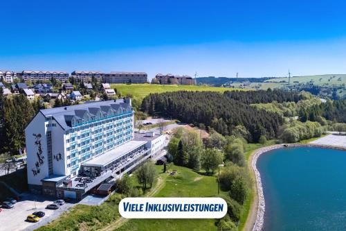 uma vista aérea de um edifício ao lado de um lago em Best Western Ahorn Hotel Oberwiesenthal – Adults Only em Kurort Oberwiesenthal