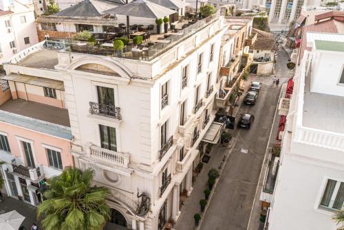 een luchtzicht op een wit gebouw in een stad bij Envy Hotel in Durrës