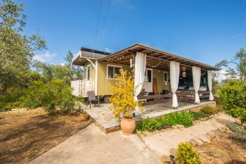 Vrt ispred objekta Hakuna Matata Holidays wooden lodge with airco & pool in Greek Olive Grove