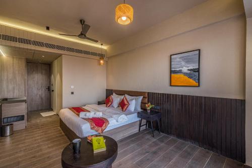 una camera d'albergo con letto e tavolo di Wabi Sabi Resort, Igatpuri a Igatpuri