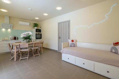 Cama ou camas em um quarto em Modular Bungalows With Heated Pool Artemis Greece