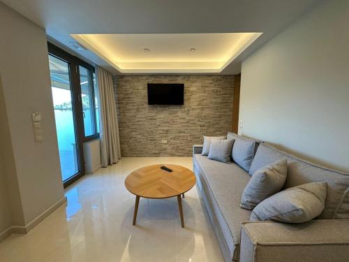 Uma TV ou centro de entretenimento em Elpida Luxury Apartments Suites