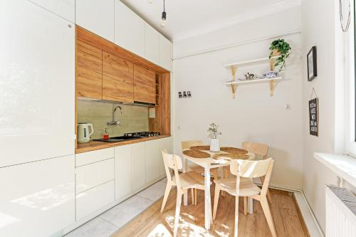 cocina con mesa y sillas en una habitación en Nad Brzegiem, en Mrągowo