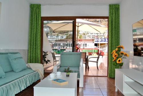 Zona d'estar a Bungalow is located in the first row opposite the shopping center with WIFI,airconditioning and sound insulation