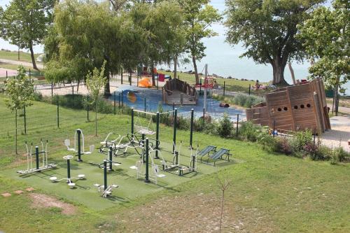 einen Park mit Spielplatz mit Wasserrutsche in der Unterkunft Ale Apartman Siófok in Siófok