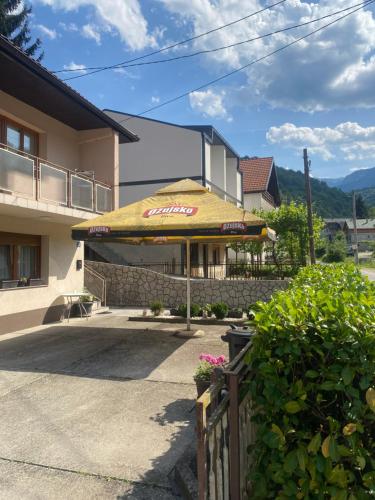 ein Gebäude mit einem Regenschirm davor in der Unterkunft Hana1 in Konjic