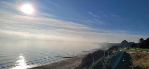 uma vista para a costa de uma massa de água em Lovely 2 bedroom Flat at Palm Court in Bournemouth,5 minutes away from beach, whole flat is yours for the time you stayed em Bournemouth