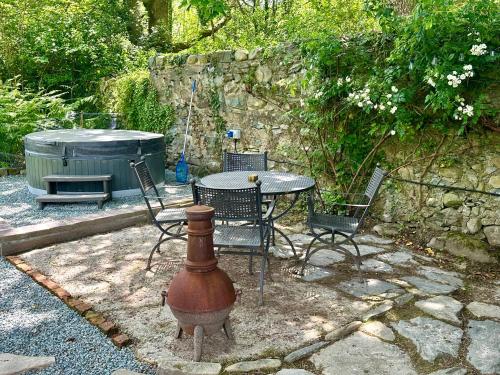 Vrt u objektu Cosy Country Cottage in Eryri Snowdonia with Hot Tub near Cardigan Bay & Harlech Castle