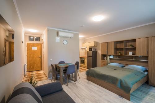 O bucătărie sau chicinetă la Plázs Home Apartman