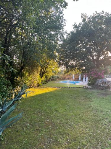 Un jardín fuera de Rez de villa , beau jardin avec piscine