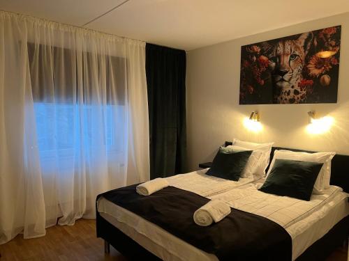 - une chambre avec un lit et une grande fenêtre dans l'établissement Hotell City Karlshamn, à Karlshamn