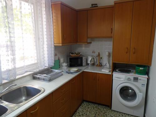 A kitchen or kitchenette at Vivari's Family House