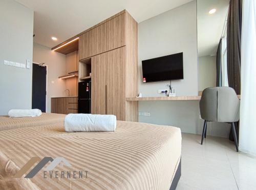 Stirling Suites by Evernent في ميري: غرفة نوم بسريرين وتلفزيون بشاشة مسطحة