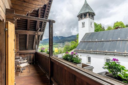 d'un balcon avec vue sur une église et un clocher. dans l'établissement FidazerHof, à Flims