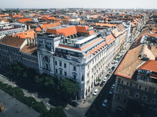 een luchtzicht op een gebouw in een stad bij Mystery Hotel Budapest in Boedapest