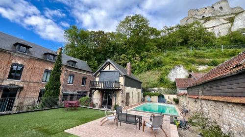 een huis met een zwembad in een tuin bij Villa du Vieux Château in Les Andelys