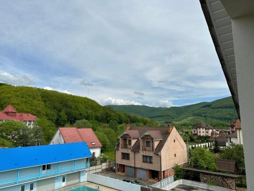 Blick auf eine Stadt mit Bergen im Hintergrund in der Unterkunft Сонячна Перлина in Poljana