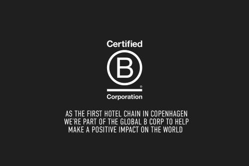 哥本哈根Hotel Ottilia的黑底上带有字母b的标志