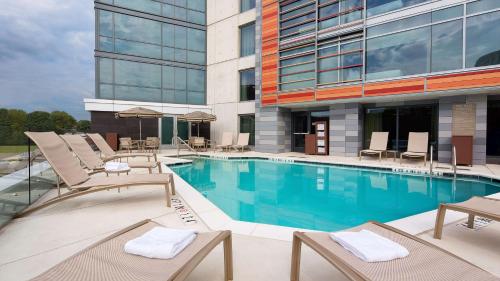 a swimming pool with lounge chairs and a building at Hyatt Place Washington DC/US Capitol in Washington