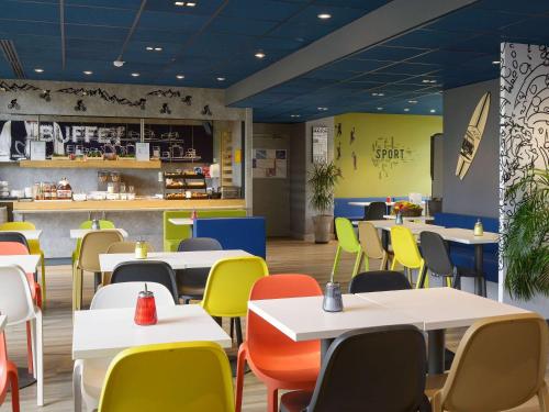 Un restaurant u otro lugar para comer en ibis budget Toulouse Centre Gare