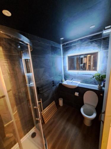 A bathroom at Luxury modern 1 bedroom house