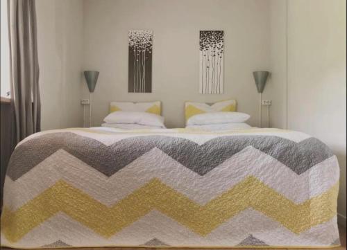 - une chambre avec un lit et une couverture chevrons dans l'établissement Dream Guesthouse, à Vík