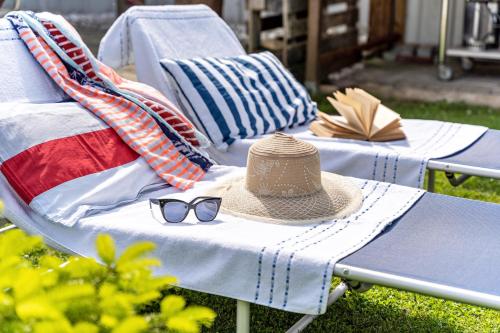 un sombrero y gafas de sol sentadas en una mesa de picnic en Ferienwohnung auf der Insel Rügen, en Bergen auf Rügen