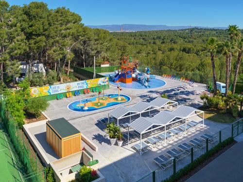 uma vista superior de um parque com um parque infantil em H10 Mediterranean Village em Salou